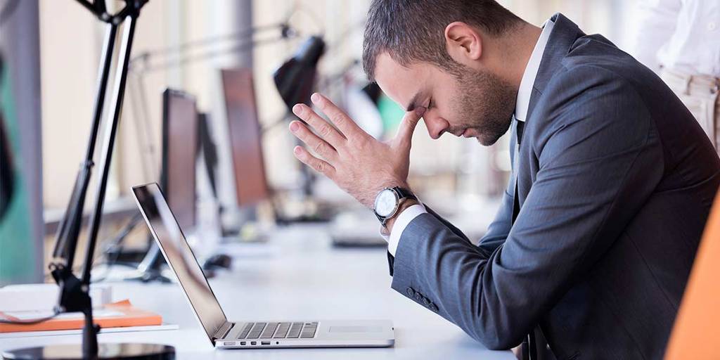 Man in front of laptop / signs of insecurity